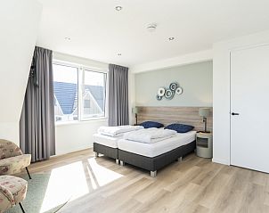 Second bedroom in Villa 37a, De Koog, Texel, vacation home with large window and comfortable bed.