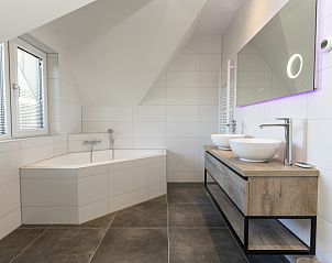 Luxury bathroom with bath in Villa 37a, De Koog, Texel, vacation home for ultimate relaxation on the Wadden Islands.