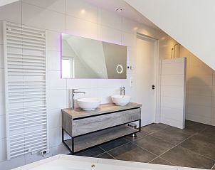 Spacious bathroom with double sink in Villa 37a, De Koog, Texel, vacation home with modern amenities.