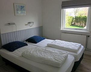 Spacious bedroom overlooking the garden in Bungalow 25, vacation home De Koog, Texel.
