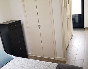 Gemtliches Schlafzimmer im Ferienhaus 1, De Koog, Texel mit Kleiderschrank und moderner Einrichtung.