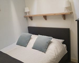 Schnes Schlafzimmer im Ferienhaus 1, De Koog, Texel mit Doppelbett und Wandregal.