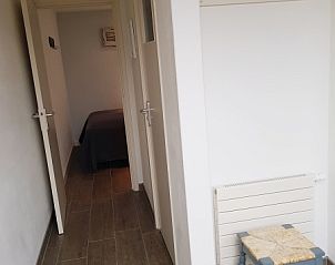 Helle Diele im Ferienhaus 1, De Koog, Texel mit Holzboden und Garderobe.