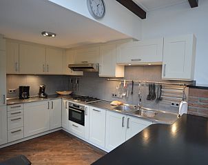 Modern kitchen in Orchismient 28 De Koog Texel with all amenities.