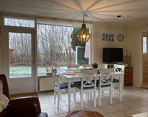 Dining area with a view in Bungalow 51, Bungalowpark 't Luwe Land, De Koog, Texel, for cozy meals.