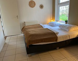 Bedroom with double bed in Bungalow 51, Bungalowpark 't Luwe Land, De Koog, Texel, with natural light.