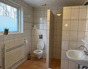 Spacious bathroom in Bungalow 51, Bungalowpark 't Luwe Land, De Koog, Texel, with modern amenities.