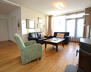 Bright living room in Orchismient 35 vacation home, De Koog Texel, ideal for relaxation.