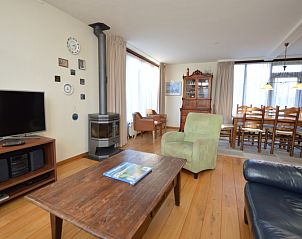 Orchismient 35 vacation home, De Koog Texel, with cozy living room and dining room.