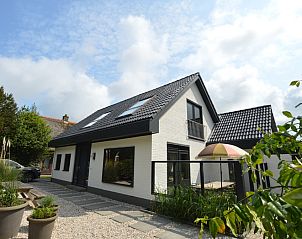 Ruijslaan 73, Ferienhaus in De Koog, Texel, mit schner weier Fassade und groem Garten.