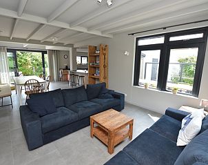 Gerumiger, offener Wohnraum im Ferienhaus Ruijslaan 73, De Koog, Texel, mit moderner Einrichtung.