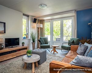Bright living room of Type 3B vacation home in De Koog, Texel, with access to the terrace and a cozy atmosphere.