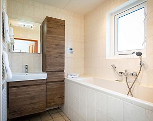 Luxury bathing facilities in Villa with Conservatory, De Koog, Texel.