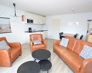 Gemtliche Sitzecke im Motel Texel - Apartment 208/1L, De Koog, Texel, mit bequemen Ledersofas und einer offenen Kche.