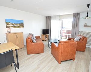 Helles Wohnzimmer im Motel Texel - Apartment 208/1L, De Koog, Texel, mit Balkonblick und moderner Einrichtung.