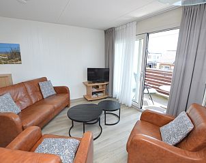 Gerumiger Innenbereich des Motel Texel - Apartment 208/1L, De Koog, Texel, mit Zugang zu einem Balkon und einem Flachbildfernseher.