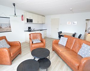 Offene Kche im Motel Texel - Apartment 208/1L, De Koog, Texel, mit modernen Gerten und einer gemtlichen Sitzecke.