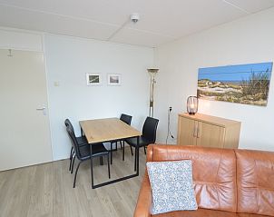 Essecke im Motel Texel - Apartment 208/1L, De Koog, Texel, mit Holztisch und stilvollen Sthlen.
