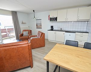 Kche und Wohnzimmer im Motel Texel - Apartment 208/1L, De Koog, Texel, mit Zugang zu einem sonnigen Balkon.