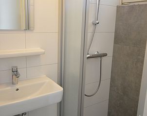 Modernes Badezimmer im Motel Texel - Apartment 208/1L, De Koog, Texel, mit einer gerumigen Dusche und einem Waschbecken.