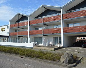 Vorderansicht des Motel Texel, De Koog, Texel, mit grozgigen Balkonen und moderner Architektur auf den Watteninseln.