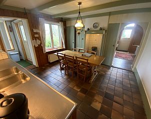 Spacious kitchen in Voorhuis vacation home De Koog Texel with wooden dining table.