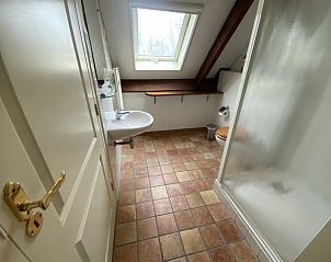 Bathroom with shower in Voorhuis vacation home De Koog Texel with skylight.