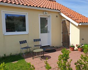 Charming terrace at De Duinpan - Duinhuisje Texel in De Koog, perfect for relaxing outside in the sun.
