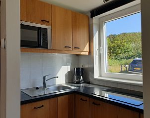 Modern kitchen in De Duinpan - Duinhuisje Texel, De Koog, with fully equipped facilities and views of nature.
