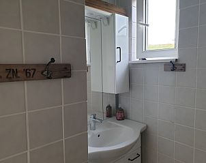 Stylish bathroom in De Duinpan - Duinhuisje Texel, De Koog, with modern sink and natural light.