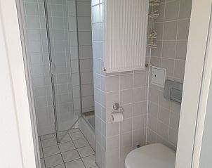 Fresh bathroom in De Duinpan - Duinhuisje Texel, De Koog, with shower cabin and neat finish.