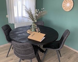 Dining area Chalet Bregkoog 203 in De Koog, Texel with round table and modern furnishings.