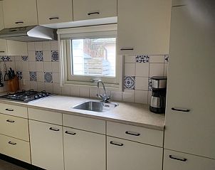 Fully equipped kitchen Chalet Bregkoog 203 in De Koog, Texel with modern appliances.