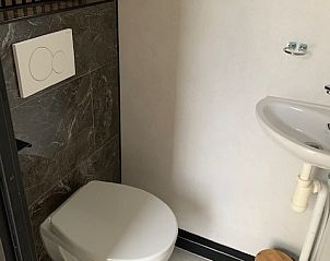 Compact toilet in Chalet Bregkoog 203, De Koog, Texel with modern finish.