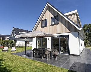 Villa 19 in De Koog, Texel, bietet eine gerumige Terrasse mit modernen Sitzgelegenheiten, ideal fr Sommerabende auf den Watteninseln.