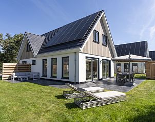 Genieen Sie die Sonne auf dem grnen Rasen und der Terrasse der Villa 19, einem Ferienhaus in De Koog, Texel, umgeben von Natur.