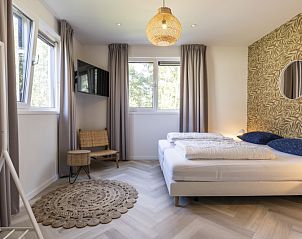 Schlafzimmer in der Villa 19, De Koog, Texel mit moderner Einrichtung und beruhigender Atmosphre, ideal fr eine gute Nachtruhe.