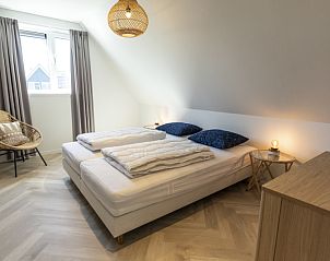 Gemtliches Schlafzimmer in der Villa 19, De Koog, Texel mit bequemen Betten und beruhigendem Dekor, ideal zum Entspannen.