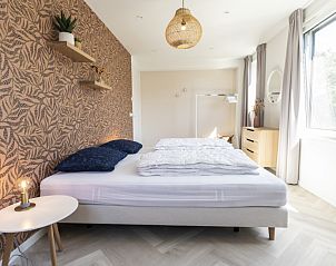 Stilvolles Schlafzimmer in der Villa 19, De Koog, Texel, mit natrlichen Elementen und viel Licht, fr ein erholsames Erlebnis.