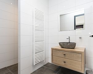Modern bathroom in Villa 37, De Koog, Texel. Luxury vacation home on the Wadden Islands.
