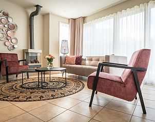 Gemtliches Wohnzimmer von Bungalow 31 in De Koog, Texel mit bequemer Sitzecke und stilvoller Einrichtung auf den Watteninseln.