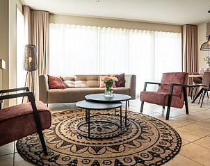 Bungalow 31 in De Koog, Texel mit hellem Wohnzimmer und moderner Einrichtung, ideal fr einen erholsamen Ferienaufenthalt.