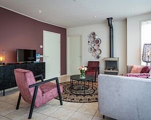 Stilvolles Wohnzimmer von Bungalow 31 in De Koog, Texel mit Kamin und modernen Mbeln fr einen gemtlichen Urlaub.