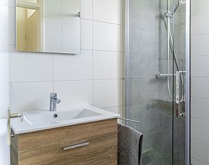 Stylish bathroom in vacation home De Anemoon in De Koog, Texel, with modern shower and sink.
