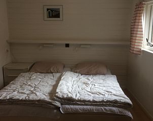 Das helle Doppelzimmer im Ferienhaus Brink 20, De Koog Texel, bietet Komfort und Ruhe auf den Watteninseln.