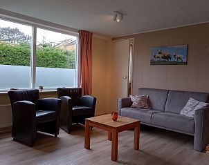 Gemtliches Wohnzimmer im Ferienhaus Brink 20, De Koog Texel, mit bequemen Sitzgelegenheiten zum Entspannen auf den Watteninseln.