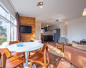 Essecke von De Zonneweelde in De Koog, Texel, mit rundem Tisch und Blick auf den Garten.