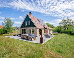 Buitenduin Ferienhaus mit Terrasse in De Koog, Texel, umgeben von grner Natur.