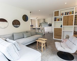 Gemtliches Wohnzimmer mit bequemen Sofas im Ferienhaus Buitenduin, De Koog, Texel.