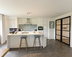 Stilvolle Kche mit hohen Hockern im Ferienhaus Buitenduin, De Koog, Texel.